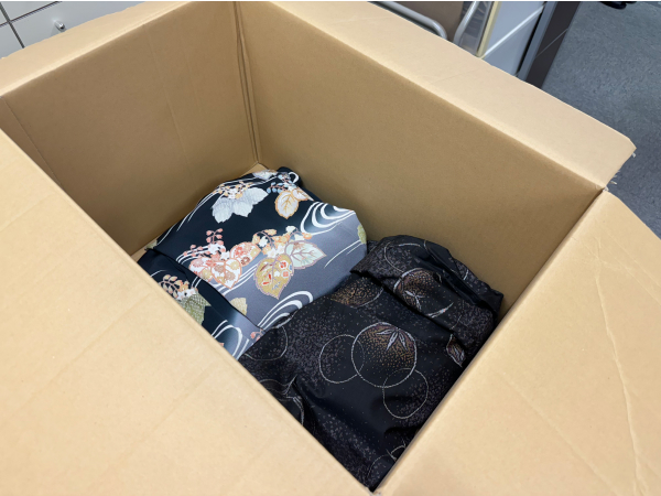 宅配キットに収納した着物